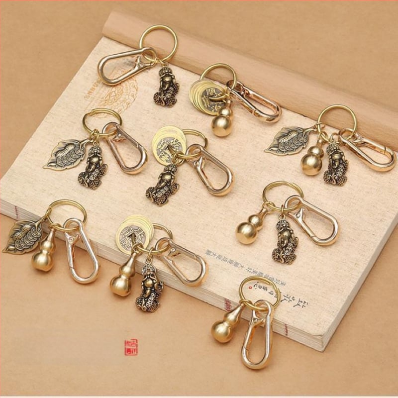 Kovový kľúčen s Pixiu, motívy tekvice a zverokruhu — prívesok na auto a tašku, unisex