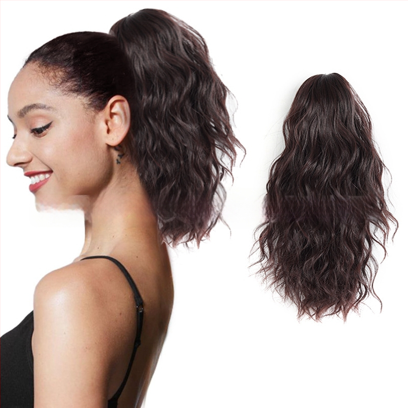 Extensie de coadă de cal cu clip mare, coadă buclată, fibre sintetice rezistente la căldură; poate fi vopsită și periată.