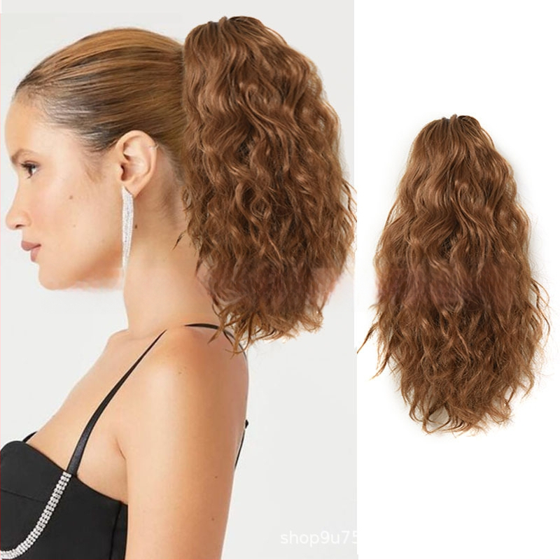 Extensie de coadă de cal cu clip mare, coadă buclată, fibre sintetice rezistente la căldură; poate fi vopsită și periată.