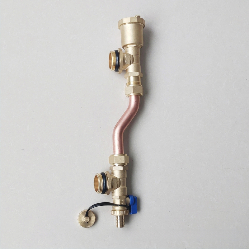 Rozdelovač podlahového vykurovania, meďné telo, závitové pripojenie, automatický odvzduňovací ventil, elektroplátovaný povrch, prevádzková teplota 1-100°C