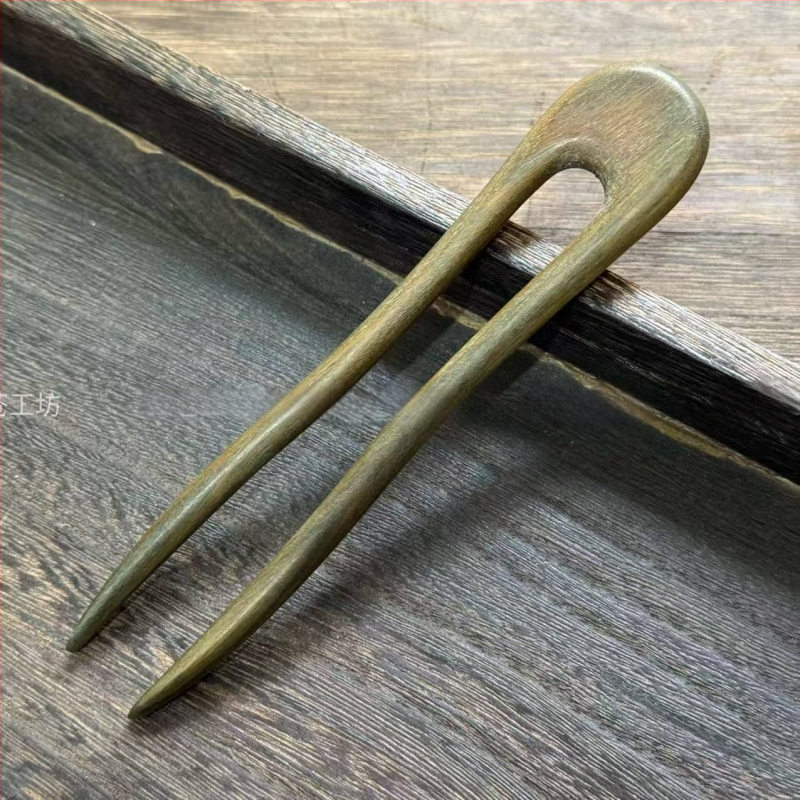 Agrafă de păr din lemn, formă geometrică — design original (Material: lemn; Stil: design original; Formă: geometrică; Categoria: accesorii pentru cap; Vara 2021)