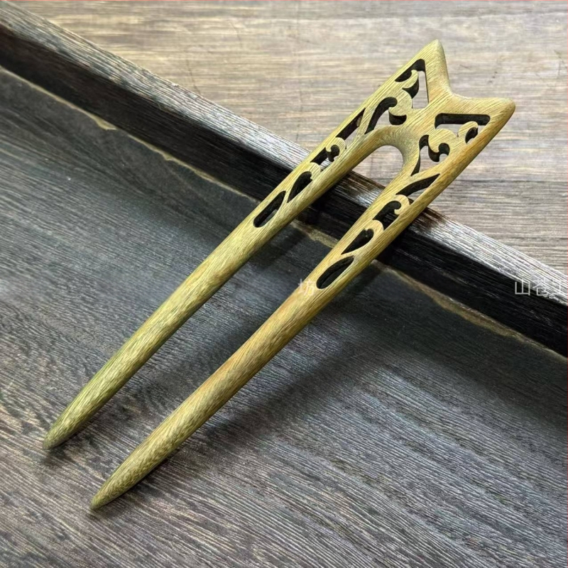 Agrafă de păr din lemn, formă geometrică — design original (Material: lemn; Stil: design original; Formă: geometrică; Categoria: accesorii pentru cap; Vara 2021)