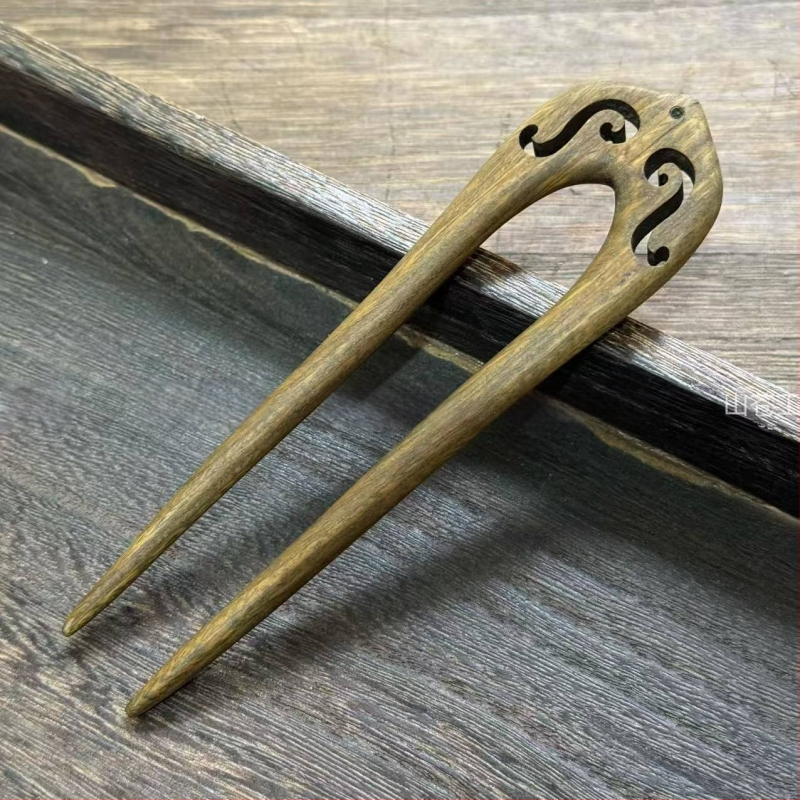 Agrafă de păr din lemn, formă geometrică — design original (Material: lemn; Stil: design original; Formă: geometrică; Categoria: accesorii pentru cap; Vara 2021)