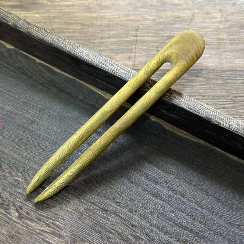 Agrafă de păr din lemn, formă geometrică — design original (Material: lemn; Stil: design original; Formă: geometrică; Categoria: accesorii pentru cap; Vara 2021)