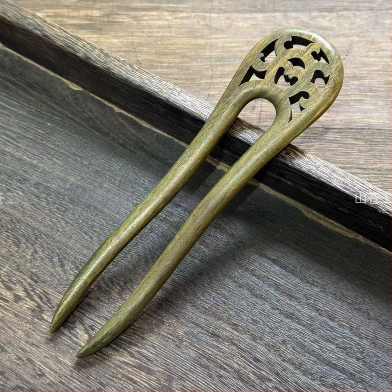 Agrafă de păr din lemn, formă geometrică — design original (Material: lemn; Stil: design original; Formă: geometrică; Categoria: accesorii pentru cap; Vara 2021)