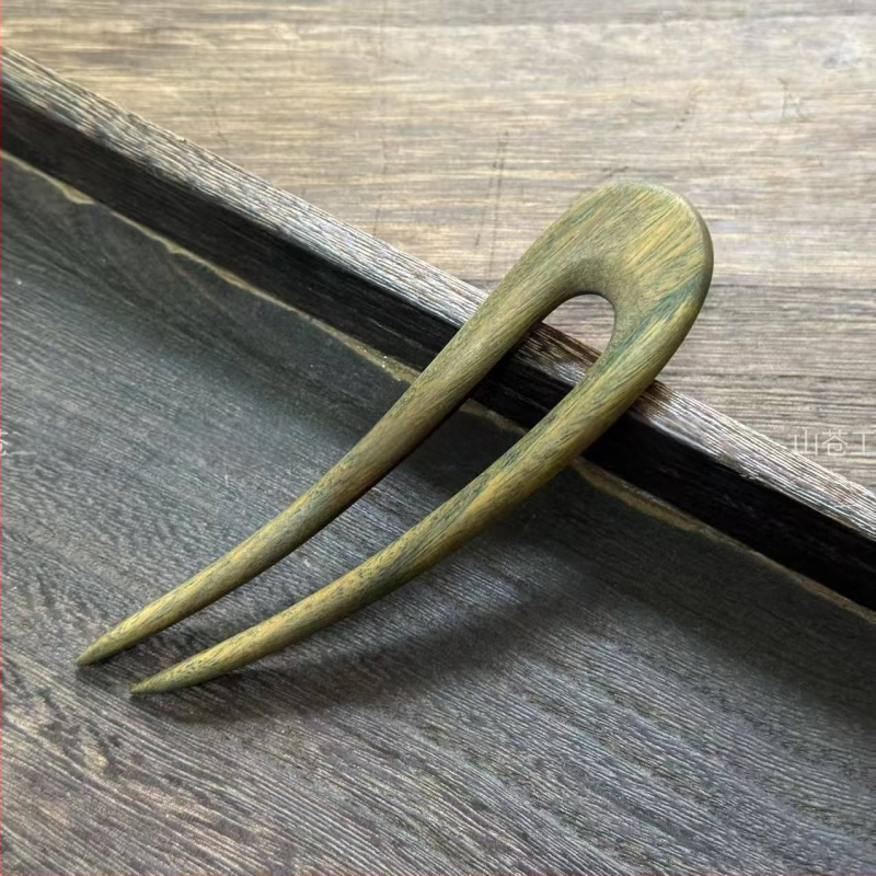 Agrafă de păr din lemn, formă geometrică — design original (Material: lemn; Stil: design original; Formă: geometrică; Categoria: accesorii pentru cap; Vara 2021)