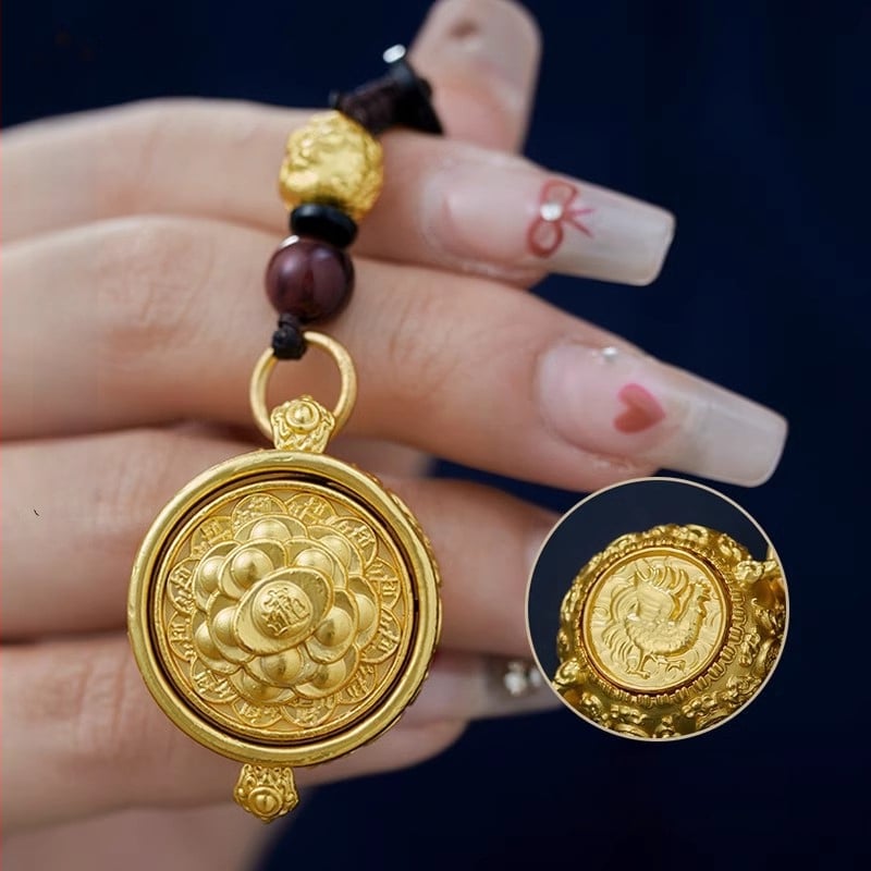 Mosadzná kľúčenka s motívom 12 znamení zverokruhu a rohu plodnosti, klasický štýl