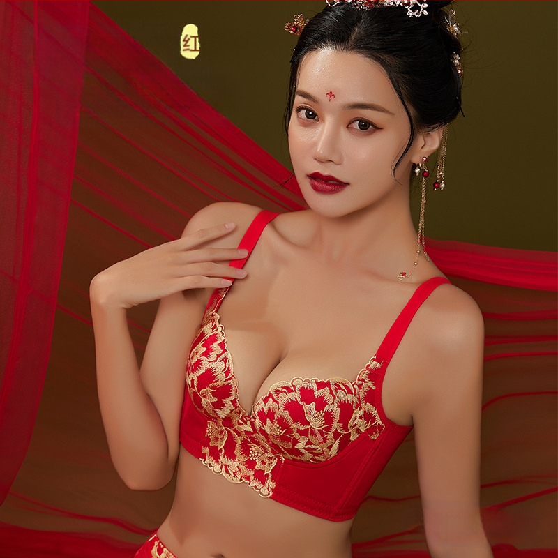 Set de sutiene cu dantelă brodată, cupă 3/4, fără arcuri metalice, cupă modelată cu partea superioară subțire și partea inferioară mai groasă, material principal nylon, căptușeală spandex, închidere la spate cu patru rânduri de cârlige