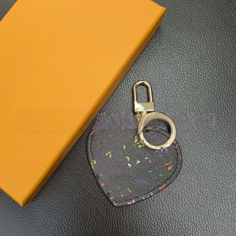 PU materiál, kľúčenka v tvare srdca, ozdoba na tašku, ľahký luxusný štýl