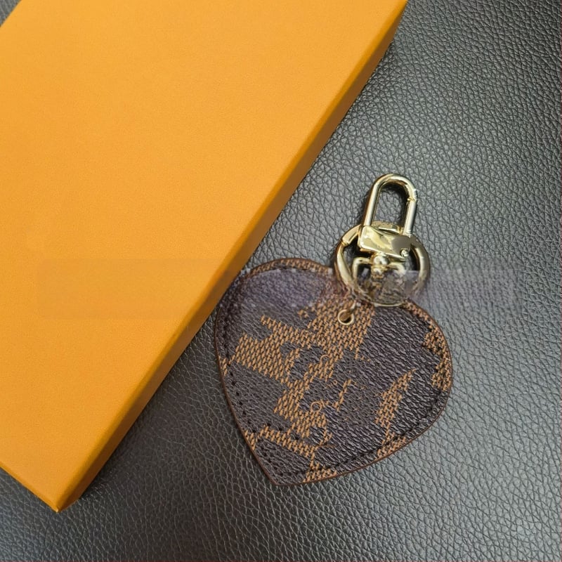 PU materiál, kľúčenka v tvare srdca, ozdoba na tašku, ľahký luxusný štýl