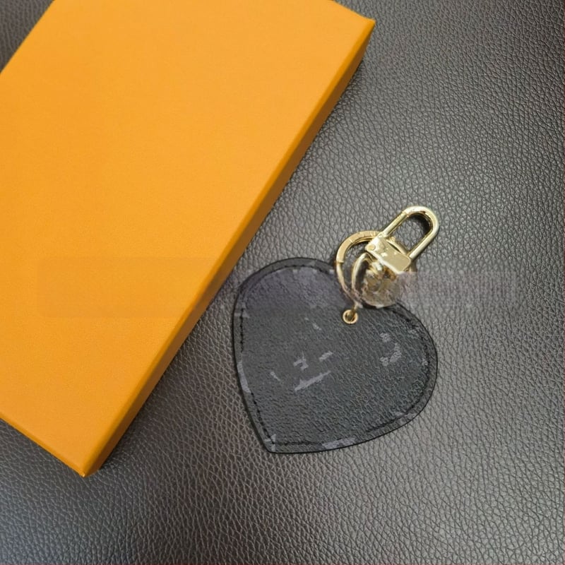 PU materiál, kľúčenka v tvare srdca, ozdoba na tašku, ľahký luxusný štýl