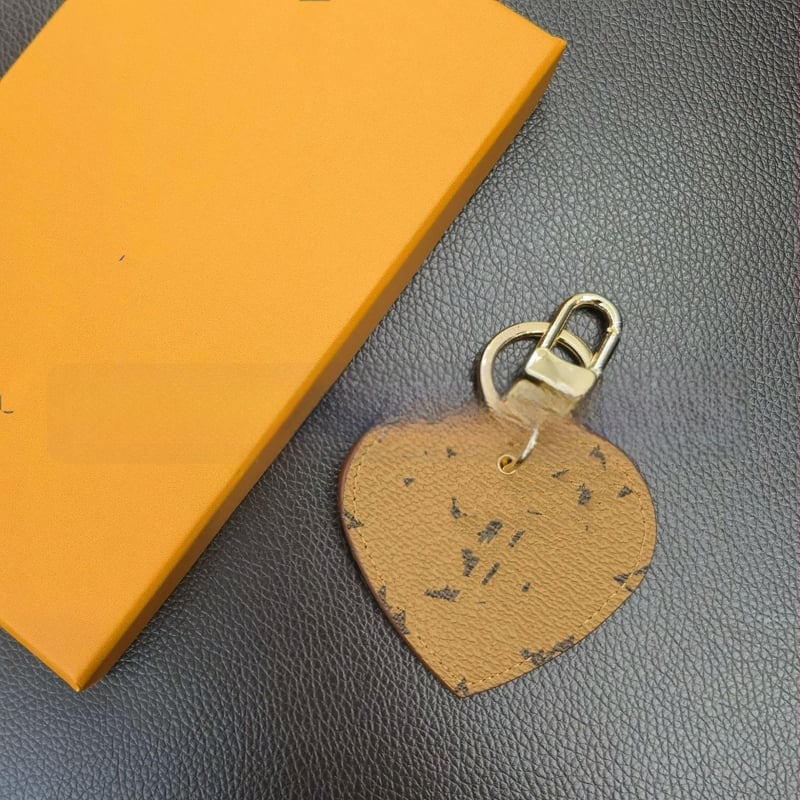 PU materiál, kľúčenka v tvare srdca, ozdoba na tašku, ľahký luxusný štýl