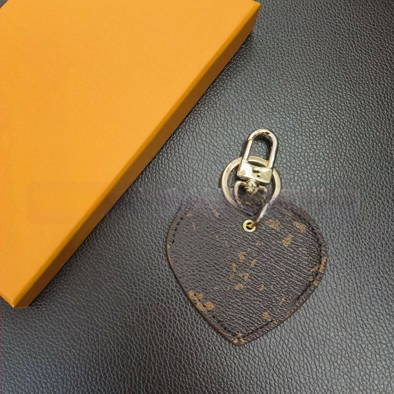 PU materiál, kľúčenka v tvare srdca, ozdoba na tašku, ľahký luxusný štýl