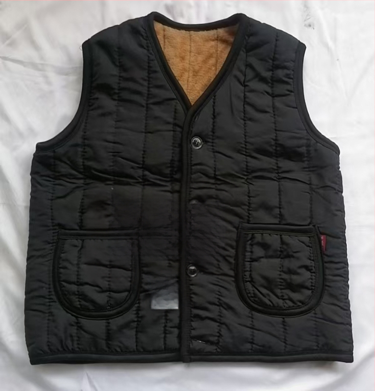 Vestă damă pentru exterior, decolteu în V, lungime scurtă, croială în formă A, fermoar, umplutură poliester