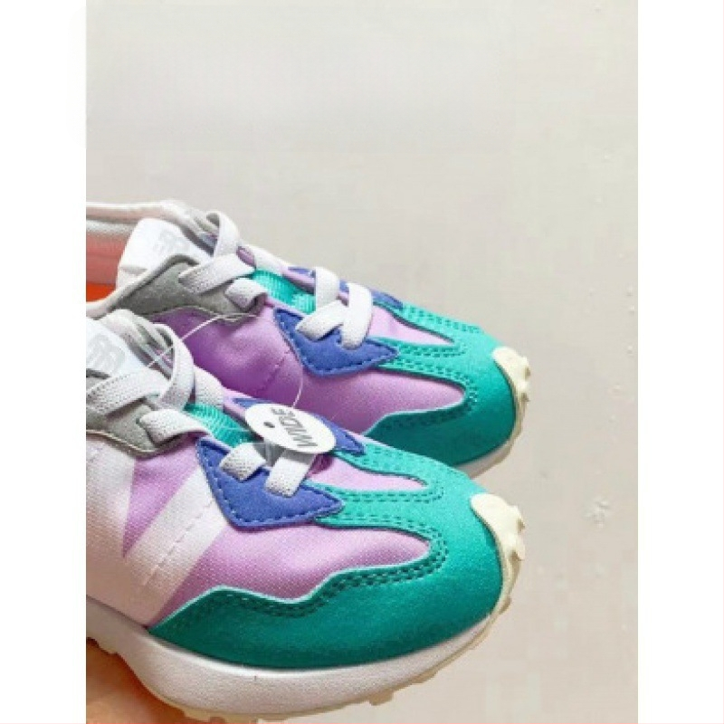 Detské bežecké topánky s elastickým pásom; semišový povrch; gumová podrážka; protišmykové; pre vek 4–16 rokov