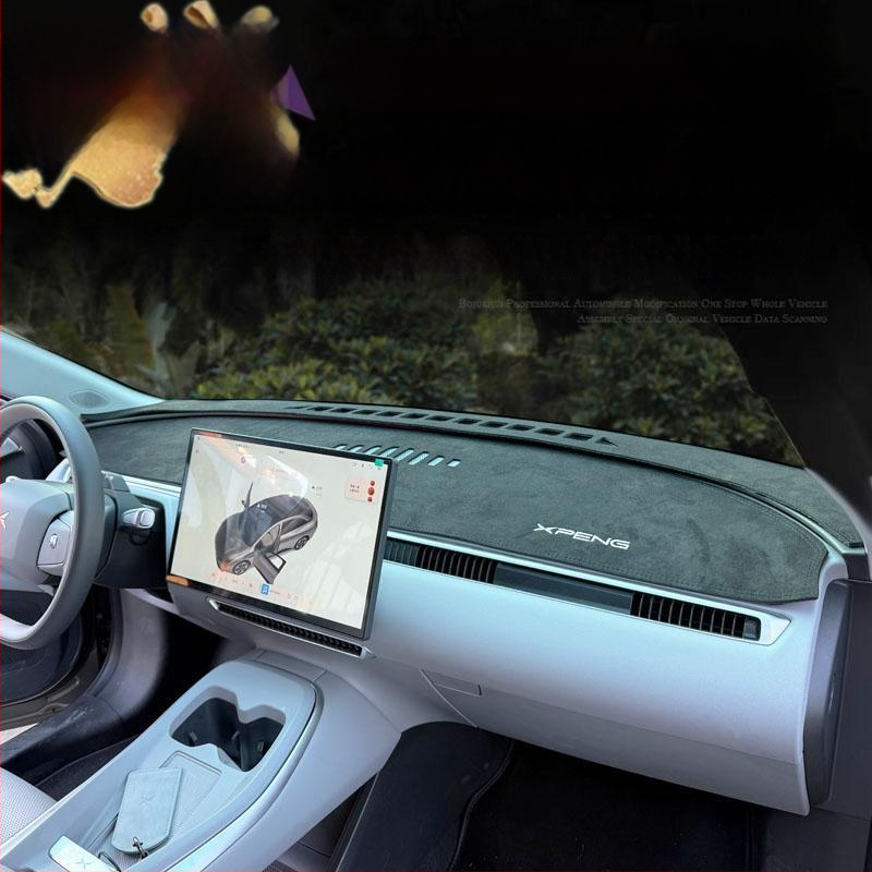 Covor pentru panoul de instrumente Xiaopeng MONA M03, piele de catifea, protecție împotriva razelor solare și izolație termică, model geometric, logo imprimat