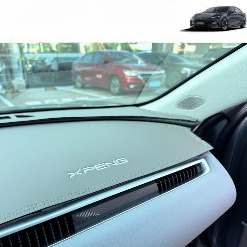 Covor pentru panoul de instrumente Xiaopeng MONA M03, piele de catifea, protecție împotriva razelor solare și izolație termică, model geometric, logo imprimat