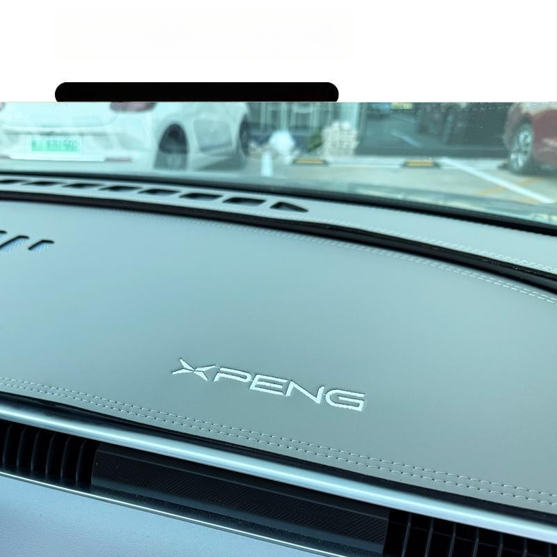 Covor pentru panoul de instrumente Xiaopeng MONA M03, piele de catifea, protecție împotriva razelor solare și izolație termică, model geometric, logo imprimat