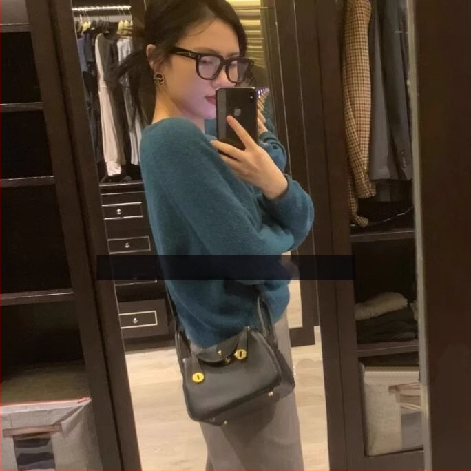 Μίνι Lindy Doctor Τσάντα από Γνήσιο Δέρμα | Διπλού στρώματος βοοειδές δέρμα, Εσωτερική επένδυση από βοοειδές δέρμα, Άνοιγμα με φερμουάρ και αγκράφα, Εσωτερικό διαμερισμά με θήκη φερμουάρ