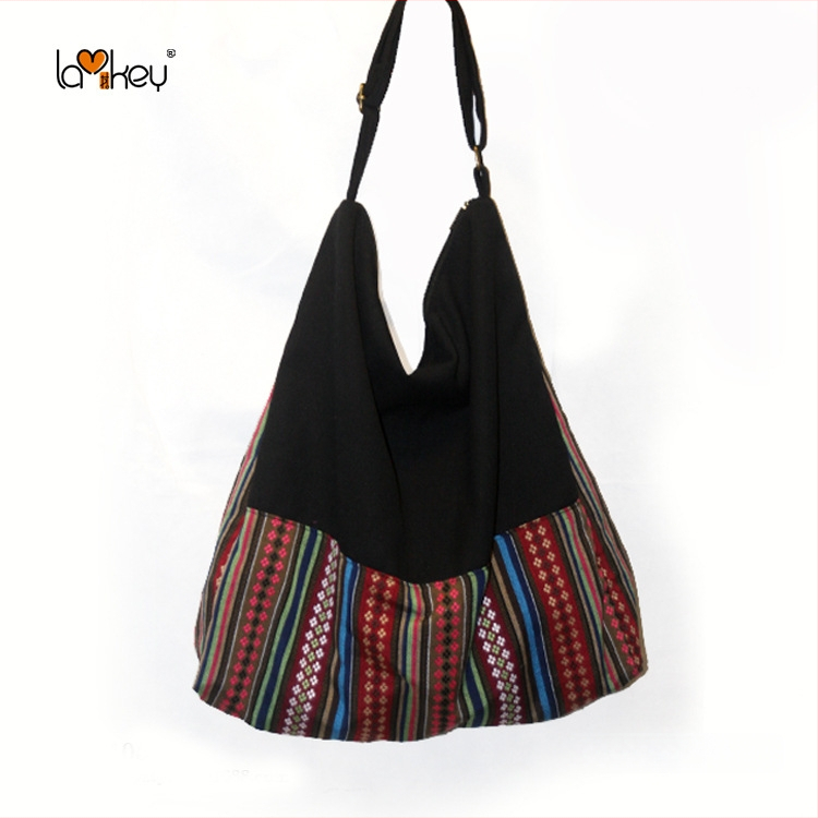 Női váll-táska etnikus stílussal, pamut anyag, csíkos minta, cipzáras nyitás, pamut bélés