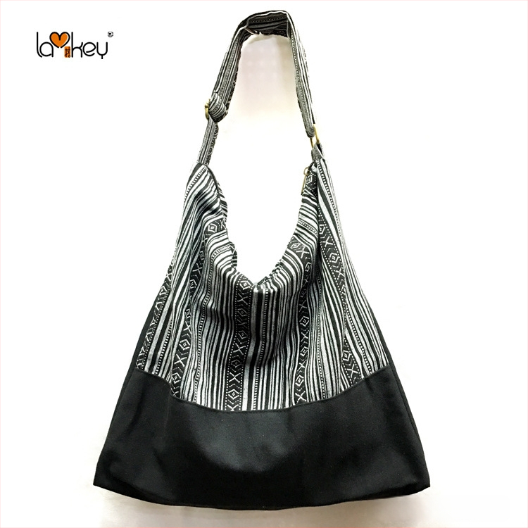 Női váll-táska etnikus stílussal, pamut anyag, csíkos minta, cipzáras nyitás, pamut bélés