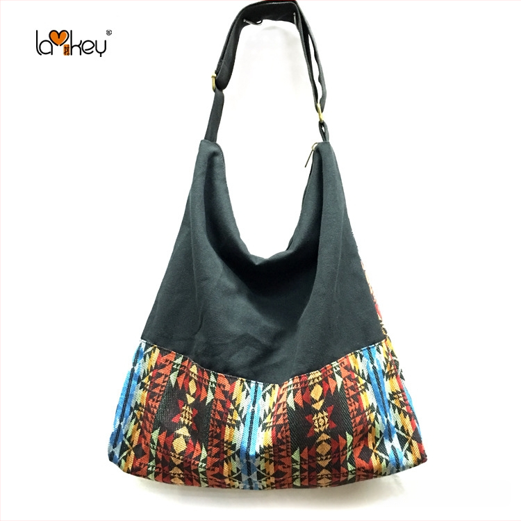 Női váll-táska etnikus stílussal, pamut anyag, csíkos minta, cipzáras nyitás, pamut bélés