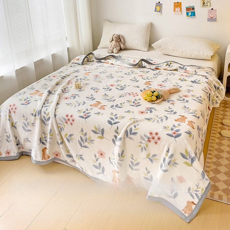 Pătură cu model plante și flori; 100% poliester; greutate 500 g; primăvară și toamnă