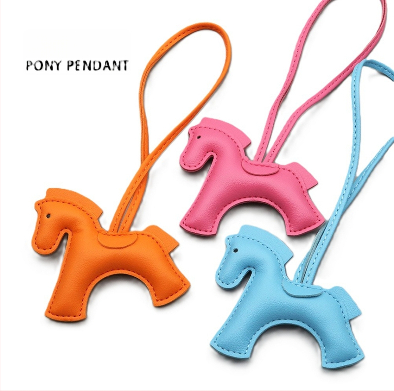 PU δερμάτινο κρεμαστό με μοτίβο αλόγου — Χειροποίητο, στυλ αξεσουάρ για τσάντες και αυτοκίνητα, Άνοιξη 2025