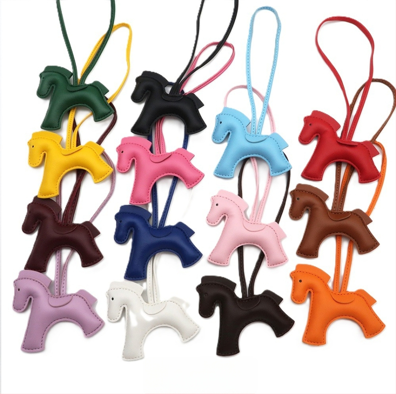 PU δερμάτινο κρεμαστό με μοτίβο αλόγου — Χειροποίητο, στυλ αξεσουάρ για τσάντες και αυτοκίνητα, Άνοιξη 2025