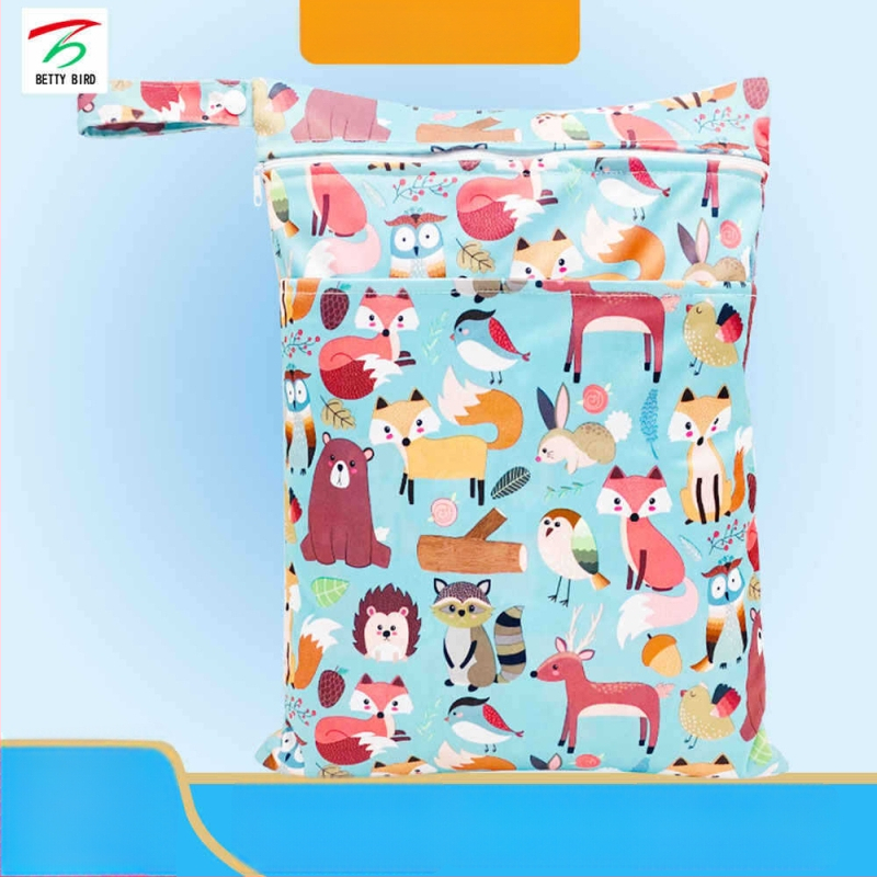 Beidi Bird pelenkatáska, vízálló, dupla cipzárral, nedves–száraz elválasztás, méret 30×40 cm, modell 5965295