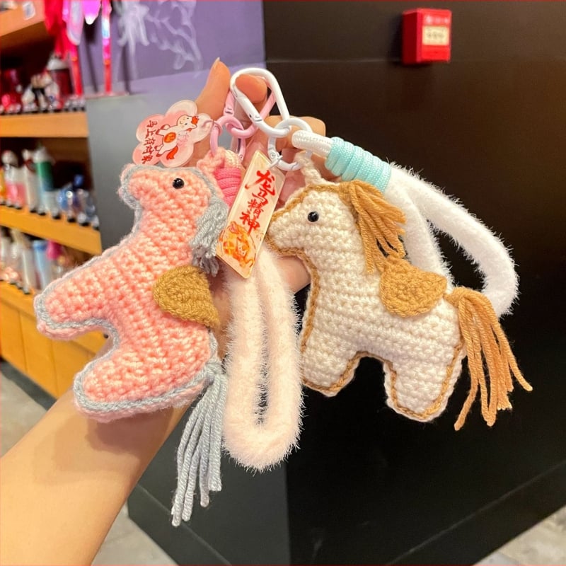 Kľúčenka – Rok Koňa, ručne háčkovaná z vlneného vlákna, roztomilý štýl