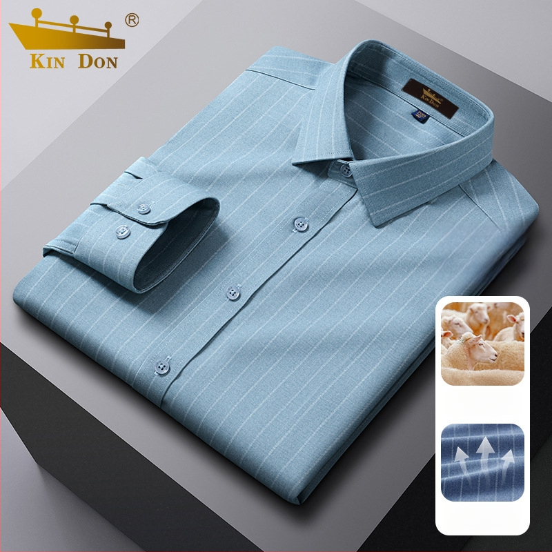 Cămașă din lână, în dungi, guler ascuțit, mâneci lungi, croială lejeră.