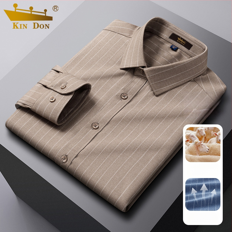 Cămașă din lână, în dungi, guler ascuțit, mâneci lungi, croială lejeră.