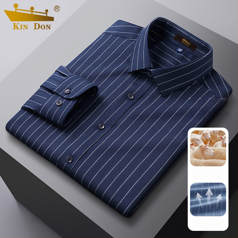 Cămașă din lână, în dungi, guler ascuțit, mâneci lungi, croială lejeră.