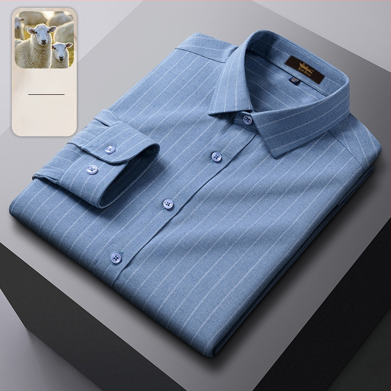 Cămașă din lână, în dungi, guler ascuțit, mâneci lungi, croială lejeră.