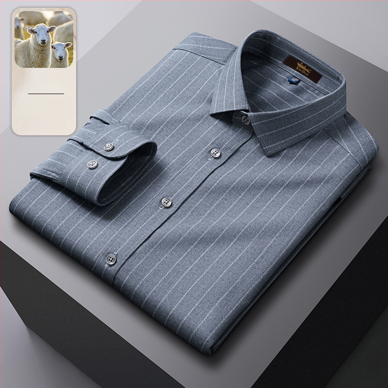 Cămașă din lână, în dungi, guler ascuțit, mâneci lungi, croială lejeră.