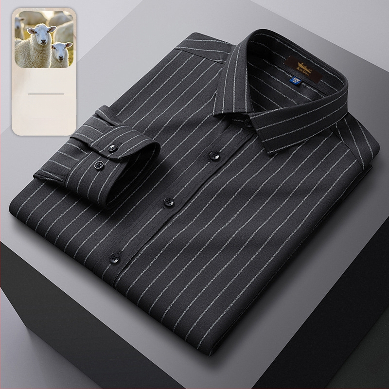 Cămașă din lână, în dungi, guler ascuțit, mâneci lungi, croială lejeră.