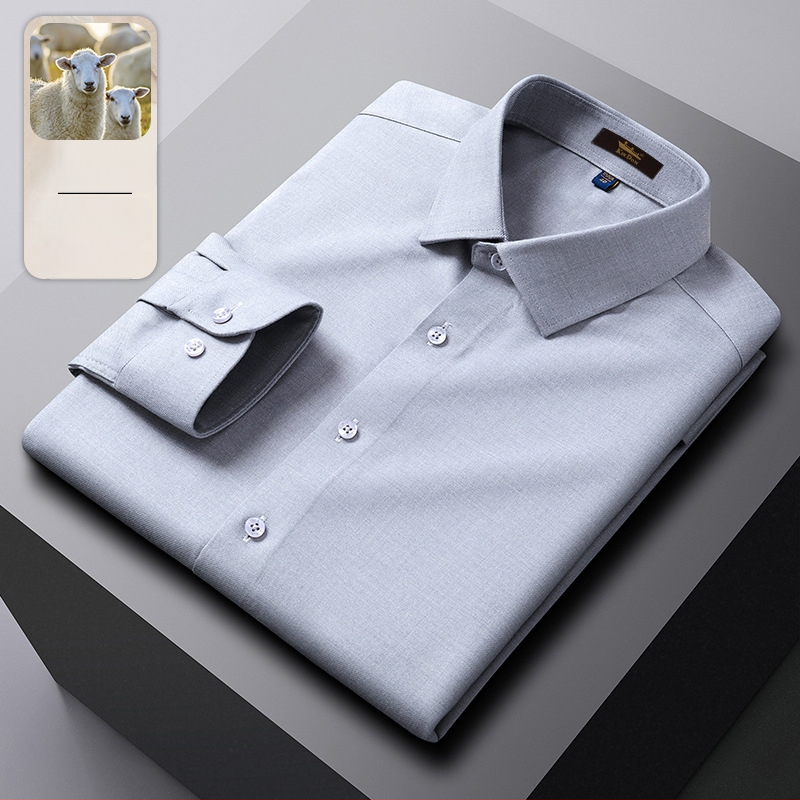 Cămașă din lână, în dungi, guler ascuțit, mâneci lungi, croială lejeră.