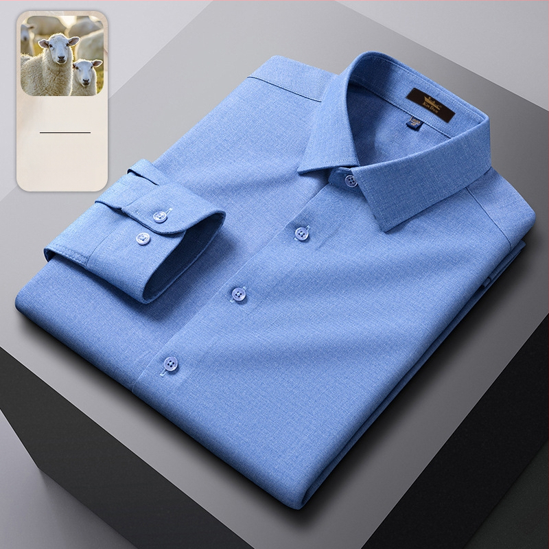 Cămașă din lână, în dungi, guler ascuțit, mâneci lungi, croială lejeră.