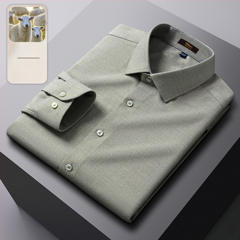 Cămașă din lână, în dungi, guler ascuțit, mâneci lungi, croială lejeră.