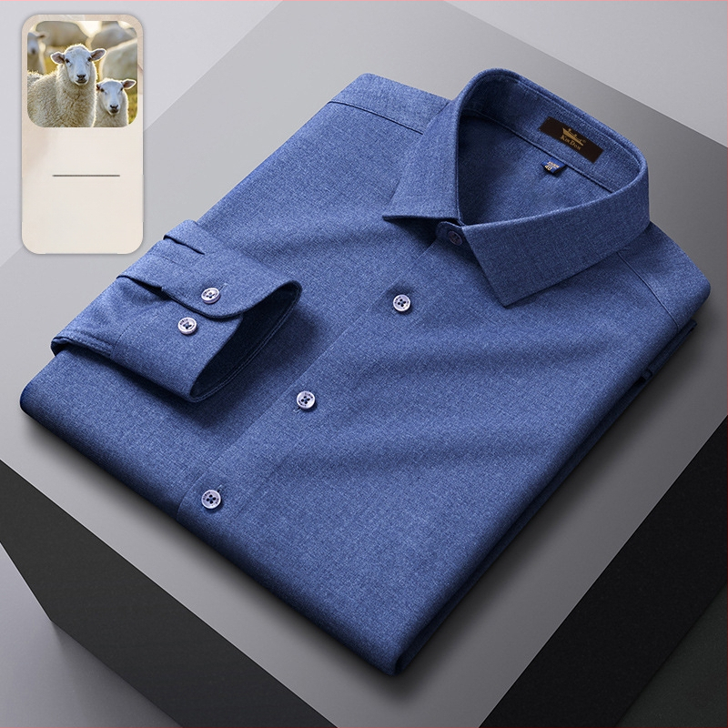 Cămașă din lână, în dungi, guler ascuțit, mâneci lungi, croială lejeră.