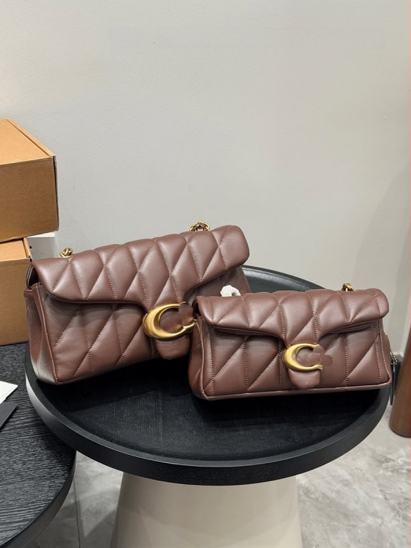 Podpažová taška s retiazkovým popruhom, pravá koža, horizontálny štvorcový tvar, rombová výšivka, magnetické zapínanie