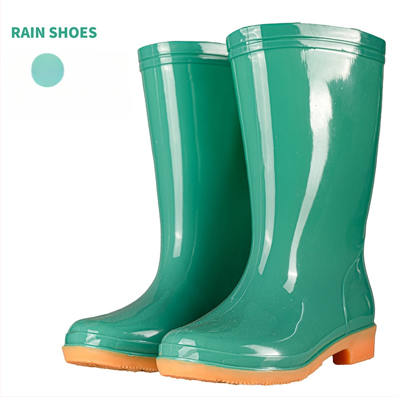 Γυναικείες γαλότσες βροχής PVC, με μεσαίο μήκος γάμπας, αδιάβροχες και αντιολισθητικές, με επένδυση από βαμβάκι.