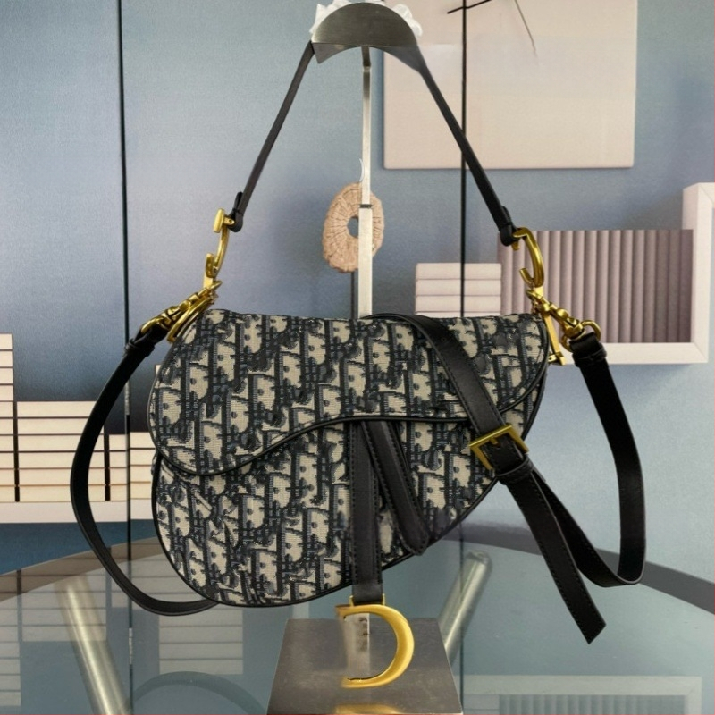 Saddle bag din piele naturală, broderie, închidere cu șnur și cataramă, interior laminat cu fermoar