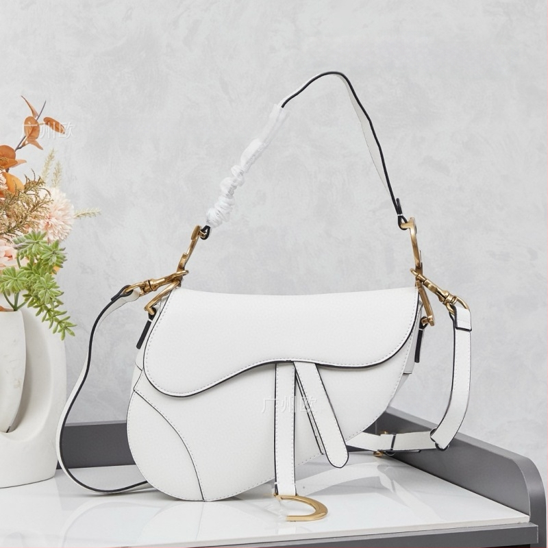 Saddle bag din piele naturală, broderie, închidere cu șnur și cataramă, interior laminat cu fermoar