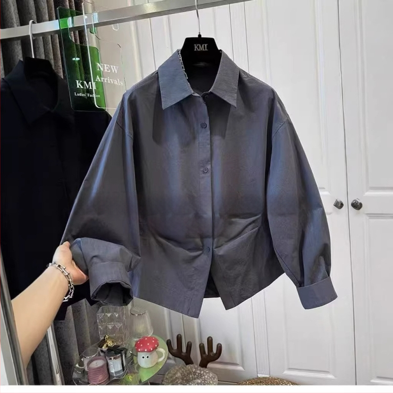 Ženska bluza od pamuka s slobodnim krojem i plisiranom struku, klasičan ovratnik, model 2026