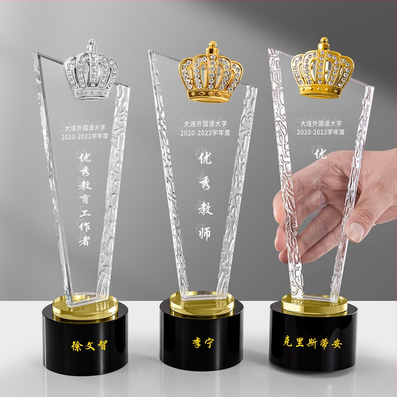 Krištalni stakleni trofej s petokrakom zvijezdom u kruni, zlatnim, srebrnim i bakrenim naglascima – nagrada za izvrsnog zaposlenika