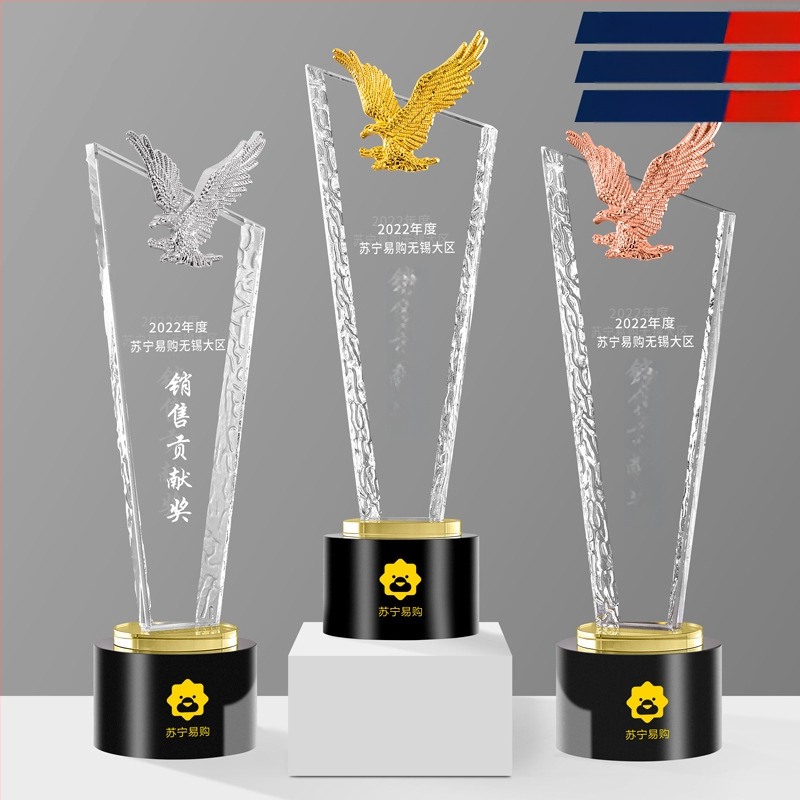 Krištalni stakleni trofej s petokrakom zvijezdom u kruni, zlatnim, srebrnim i bakrenim naglascima – nagrada za izvrsnog zaposlenika