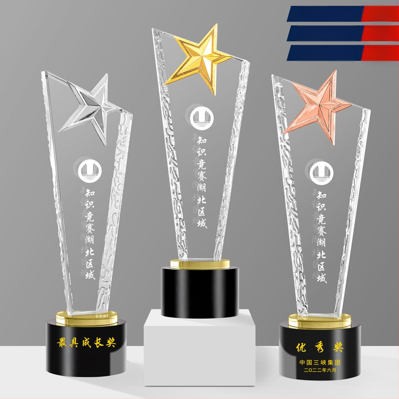 Krištalni stakleni trofej s petokrakom zvijezdom u kruni, zlatnim, srebrnim i bakrenim naglascima – nagrada za izvrsnog zaposlenika