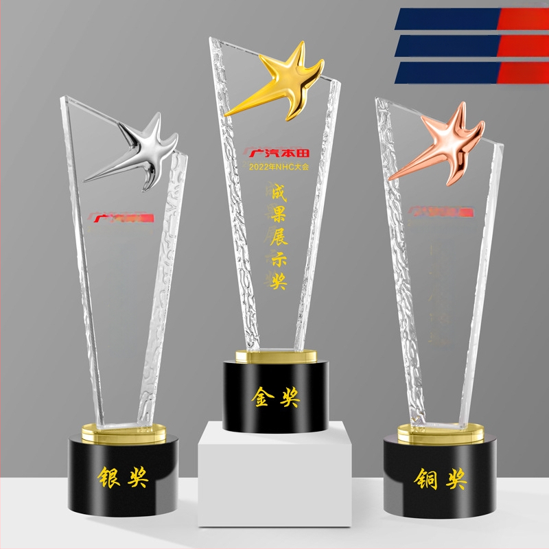 Krištalni stakleni trofej s petokrakom zvijezdom u kruni, zlatnim, srebrnim i bakrenim naglascima – nagrada za izvrsnog zaposlenika